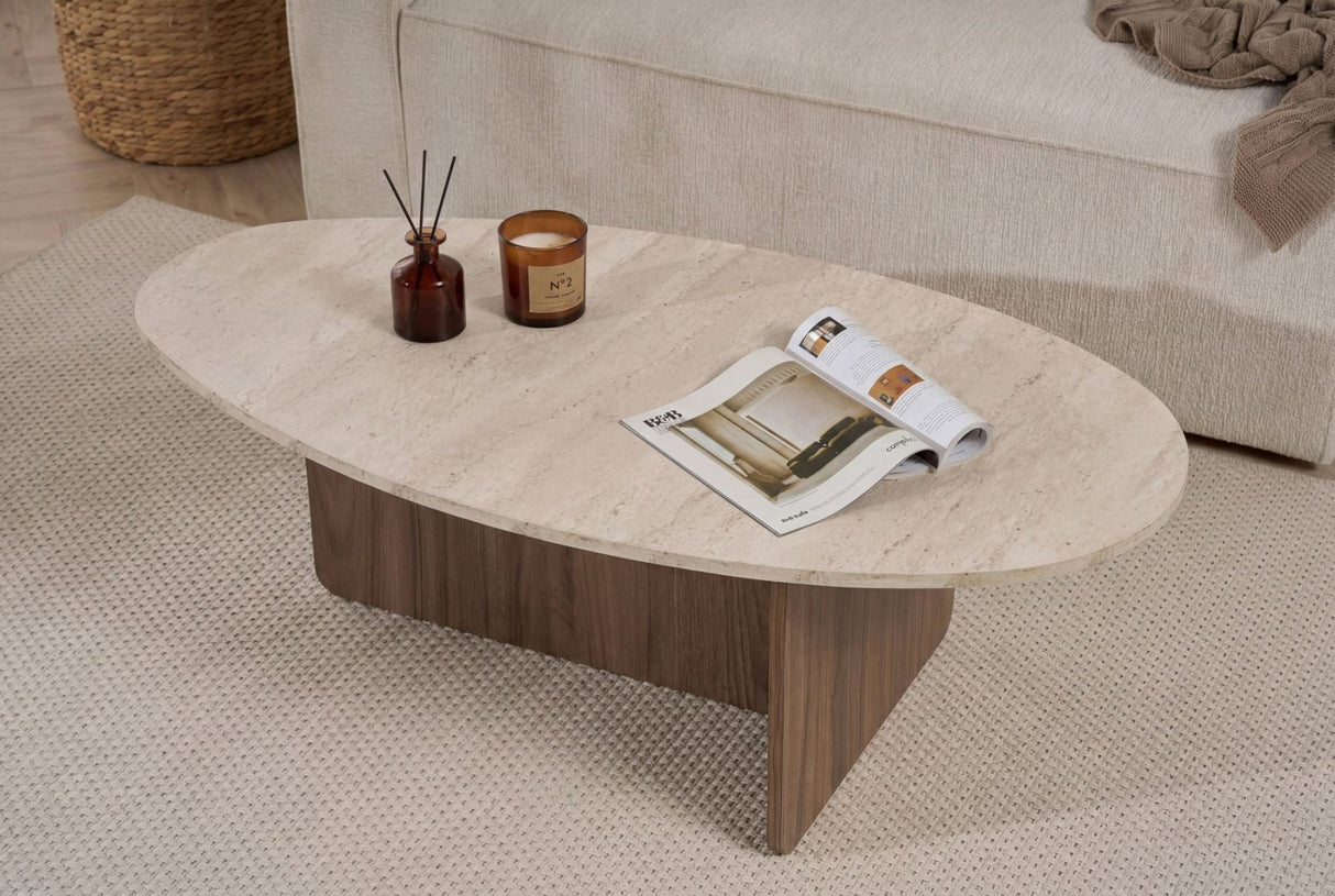 Mesa de centro orgánica en forma de guijarro con tapa de aspecto travertino y base de melamina de nogal. Diseño japonés de 120x60cm.