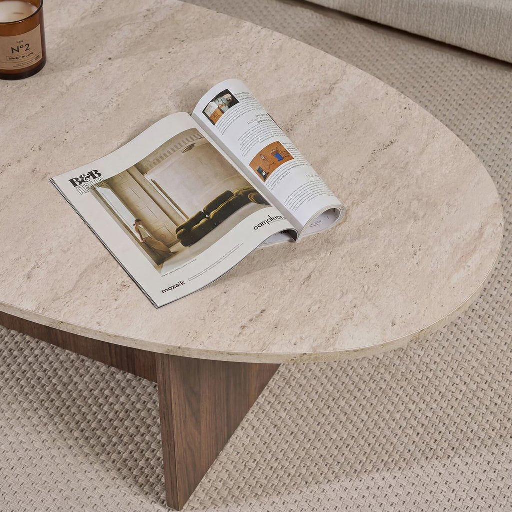 Mesa de centro orgánica en forma de guijarro con tapa de aspecto travertino y base de melamina de nogal. Diseño japonés de 120x60cm.