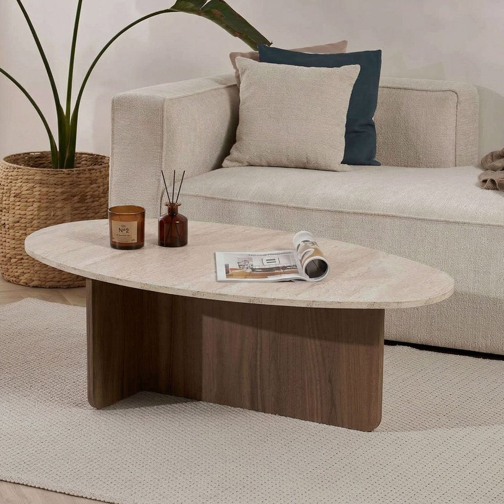 Mesa de centro orgánica en forma de guijarro con tapa de aspecto travertino y base de melamina de nogal. Diseño japonés de 120x60cm.