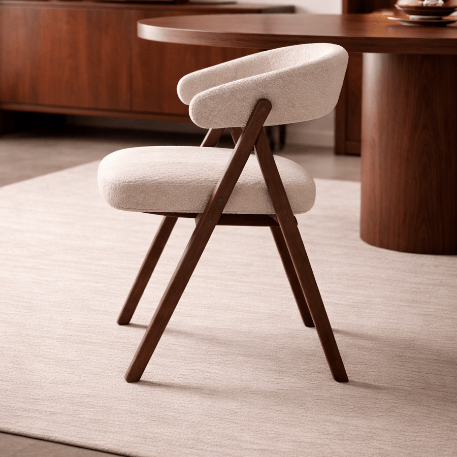 Silla de comedor Japandi bouclé color arena Miyu - estructura de nogal - con reposabrazos
