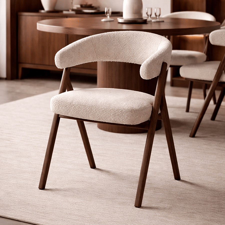 Silla de comedor Japandi bouclé color arena Miyu - estructura de nogal - con reposabrazos