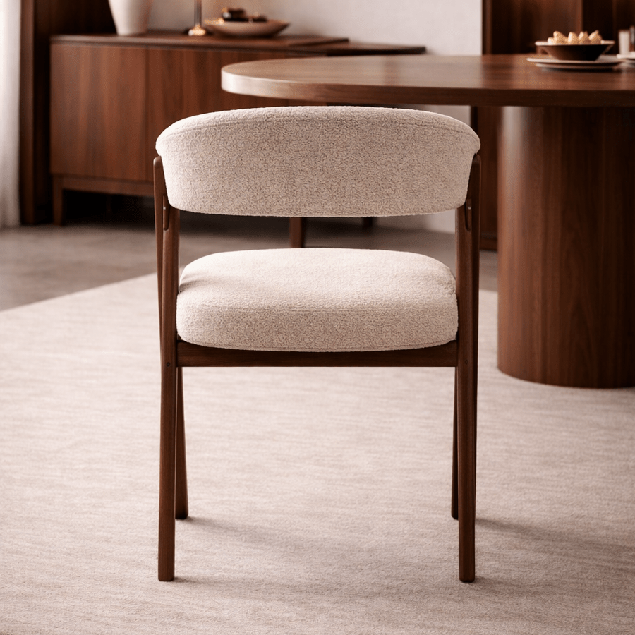 Silla de comedor Japandi bouclé color arena Miyu - estructura de nogal - con reposabrazos