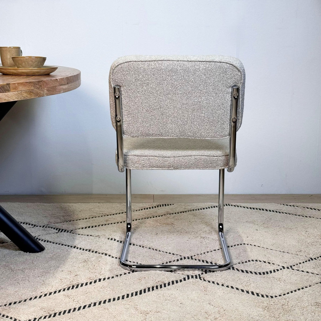 Silla de comedor moderna color arena de tela Bouclé Sway - Estructura de cromo - Sin reposabrazos
