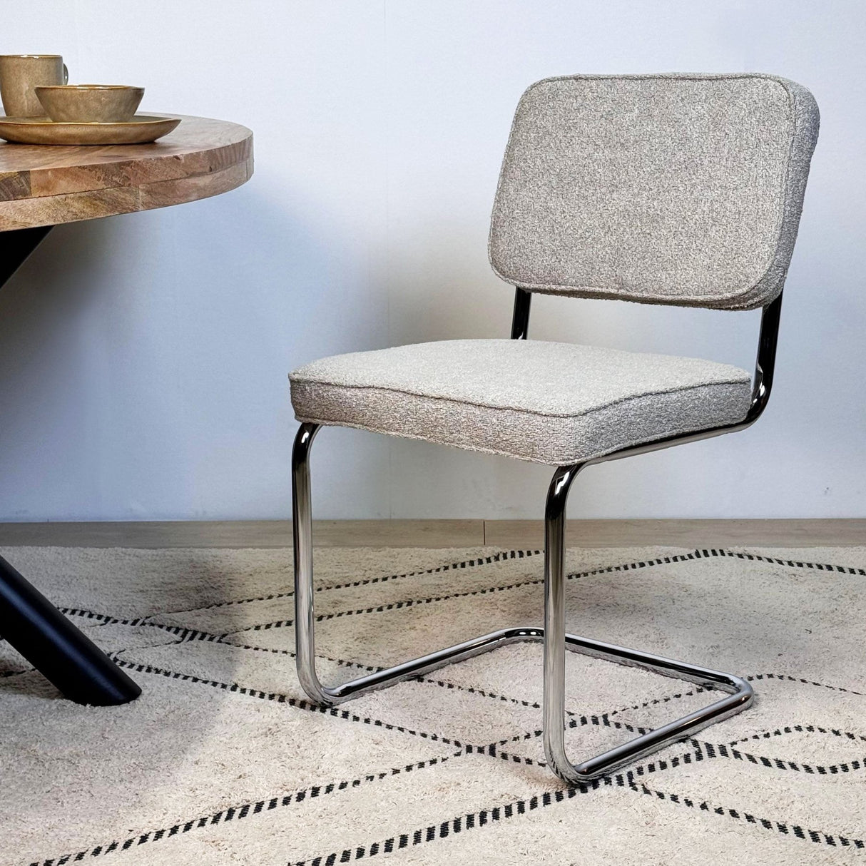 Silla de comedor moderna color arena de tela Bouclé Sway - Estructura de cromo - Sin reposabrazos