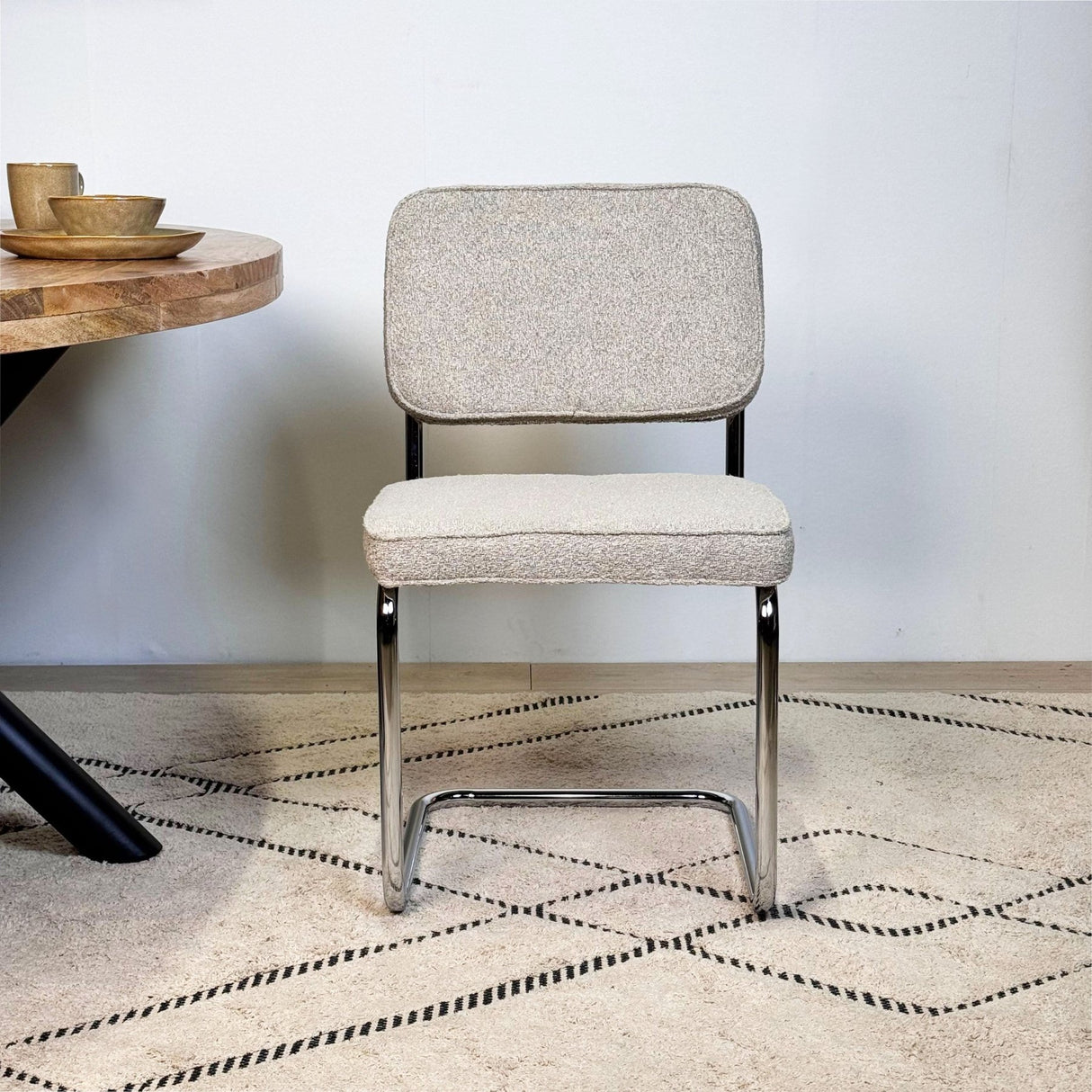 Silla de comedor moderna color arena de tela Bouclé Sway - Estructura de cromo - Sin reposabrazos