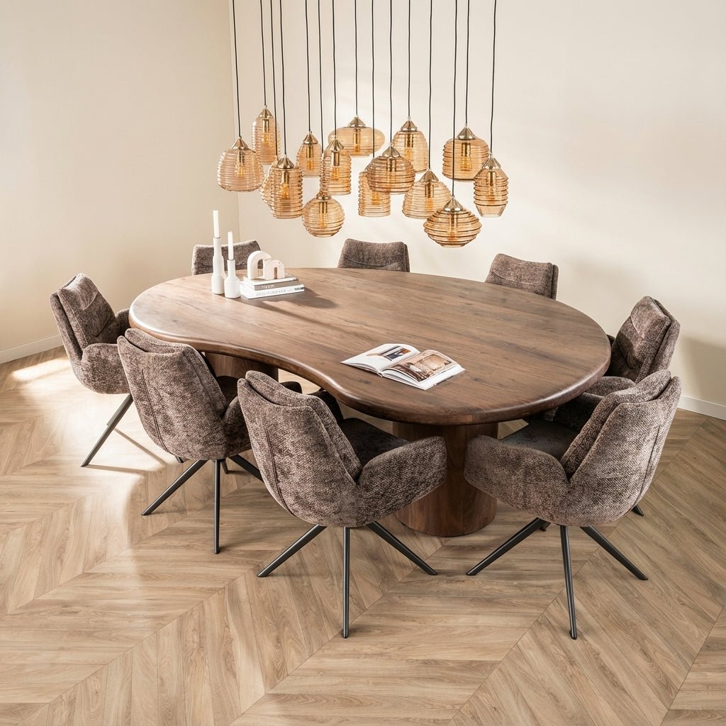 Mesa de comedor de forma orgánica Alo madera de acacia marrón 240x160 cm foto atmosférica en un interior moderno