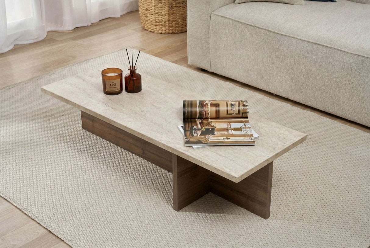 Moderna mesa de centro rectangular con tapa de travertino y base de melamina de nogal. Dimensiones: 120 x 45 x 30 cm.