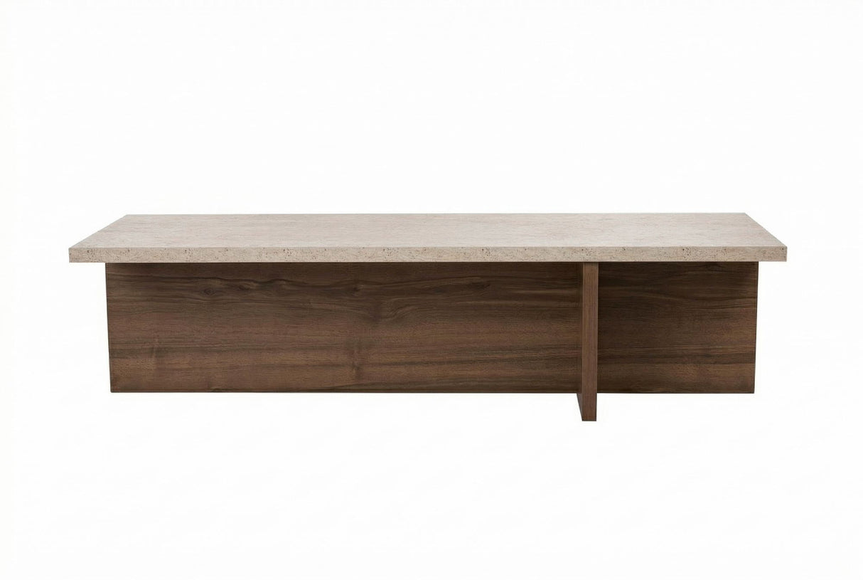 Fotografía en blanco de una mesa de centro rectangular con aspecto de travertino y marco con aspecto de nogal.