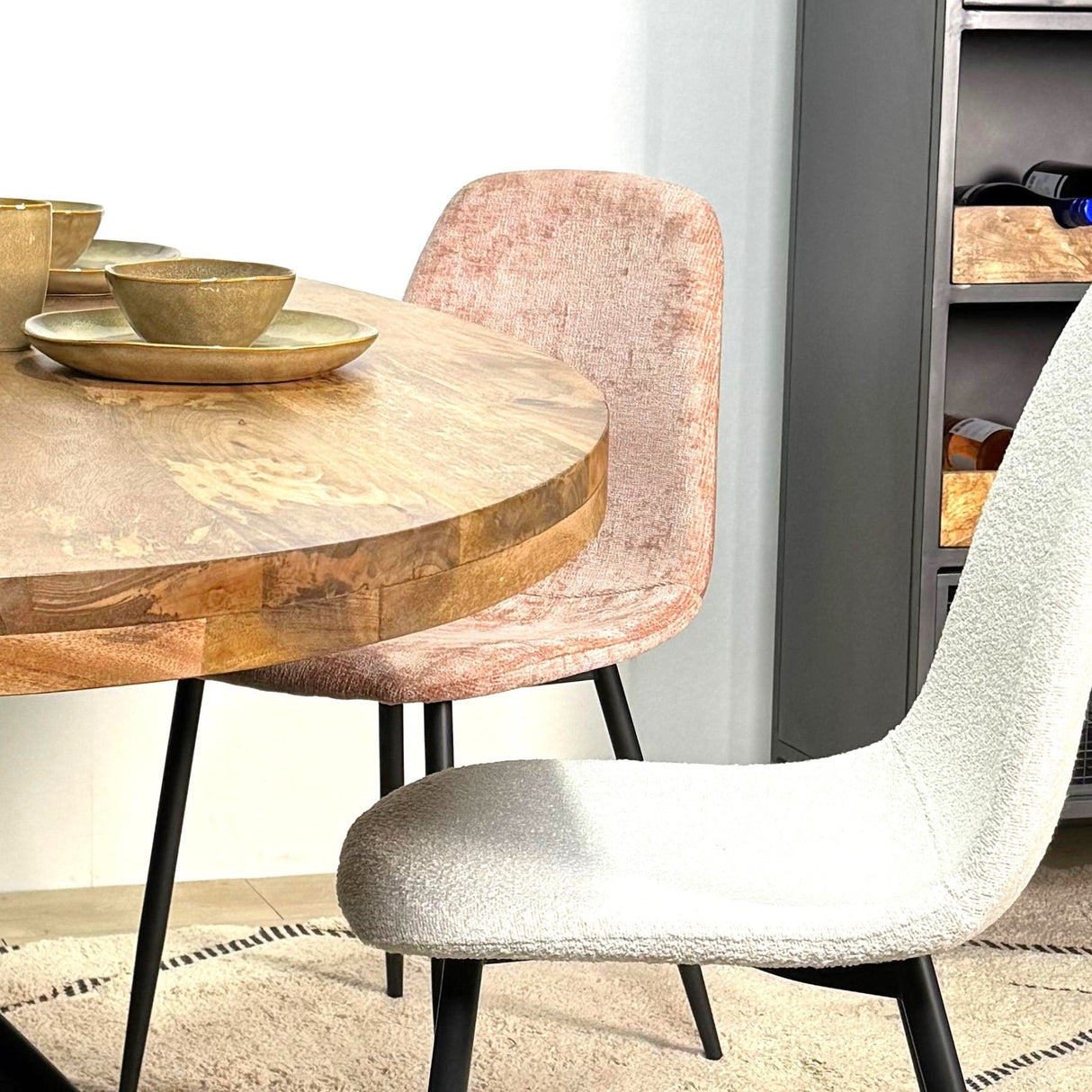 Juego de 4 Sillas de Comedor Escandinavas de Chenilla Rosa Viejo Swift - Sin Reposabrazos