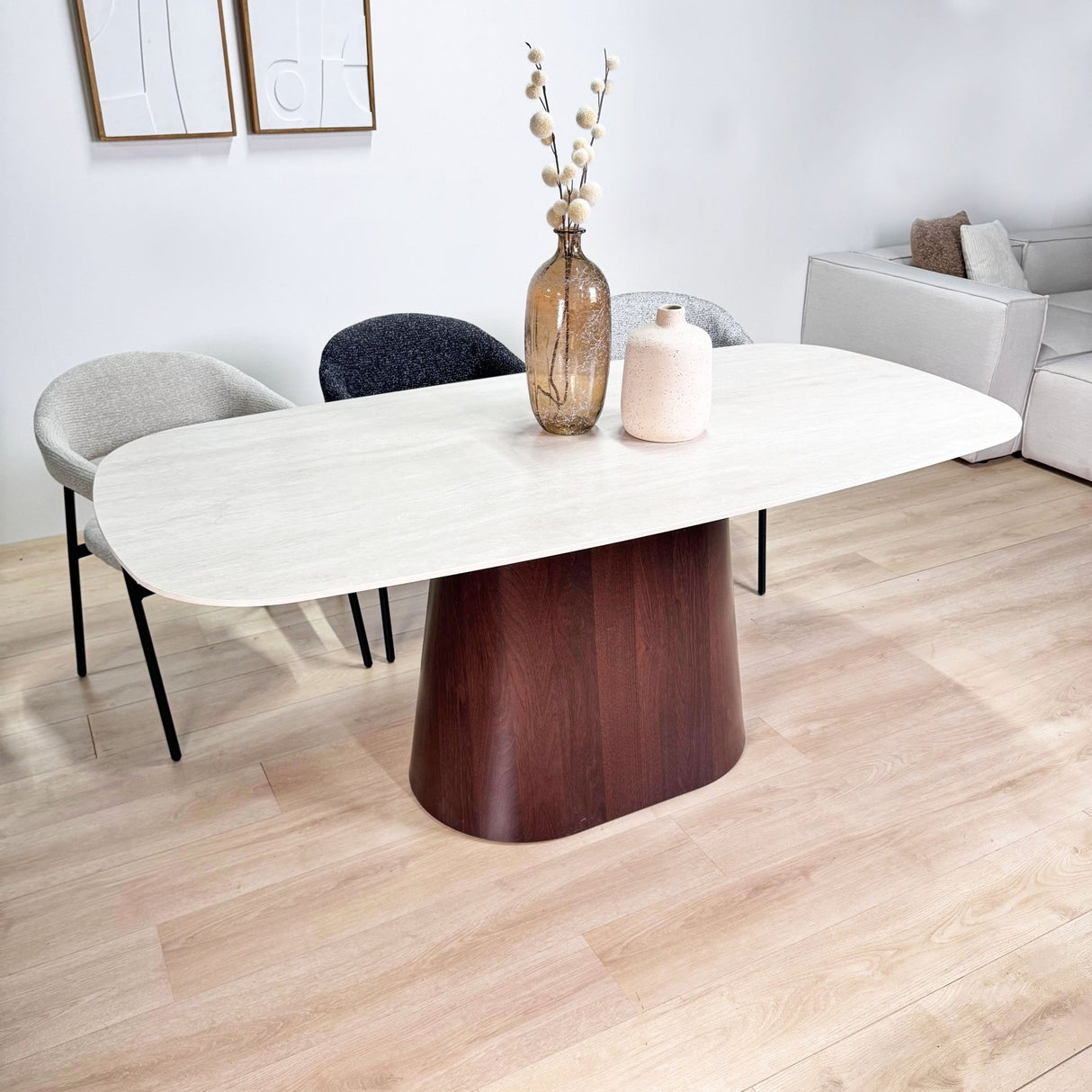 Conjunto de muebles completo: Mesa de comedor Lea de piedra sinterizada con aspecto de mármol travertino - Estructura de nogal + 4 sillas de comedor Lisa en bouclé gris