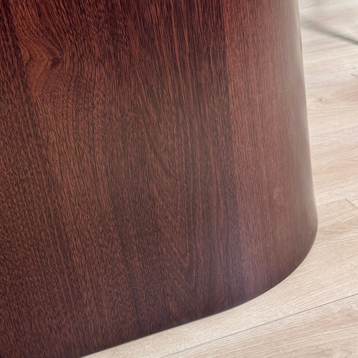 Conjunto de muebles completo: Mesa de comedor Lea de piedra sinterizada con aspecto de mármol travertino - Estructura de nogal + 4 sillas de comedor Lisa en bouclé gris