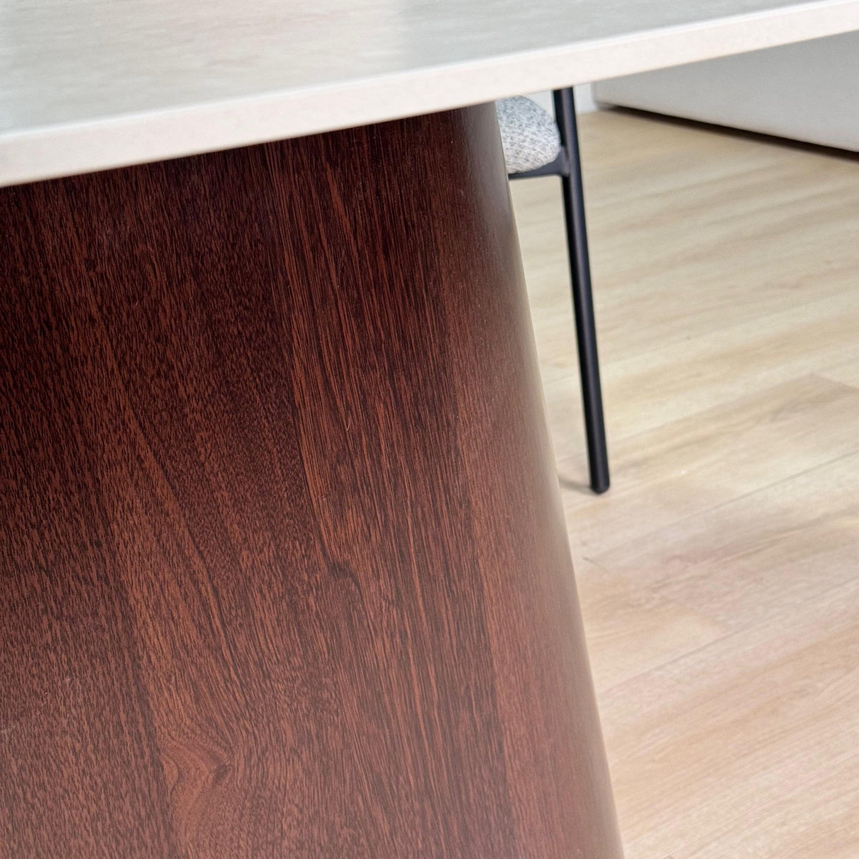 Conjunto de muebles completo: Mesa de comedor Lea de piedra sinterizada con aspecto de mármol travertino - Estructura de nogal + 4 sillas de comedor Lisa en bouclé gris