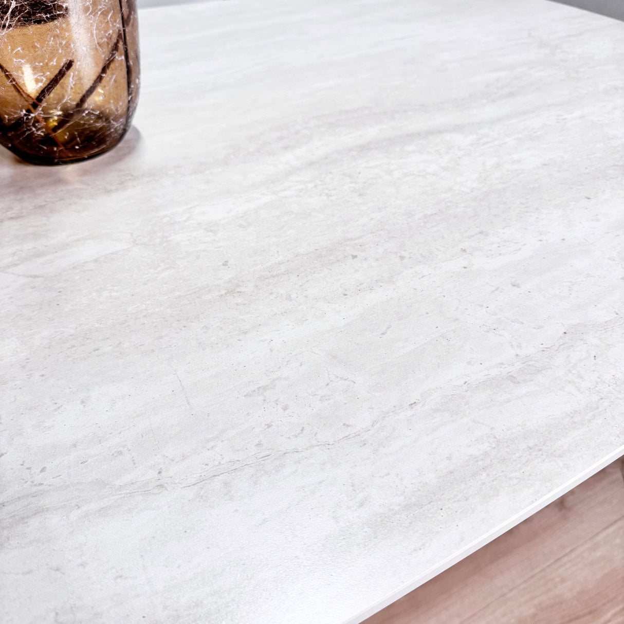 Conjunto de muebles completo: Mesa de comedor Lea de piedra sinterizada con aspecto de mármol travertino - Estructura de nogal + 4 sillas de comedor Lisa en bouclé gris