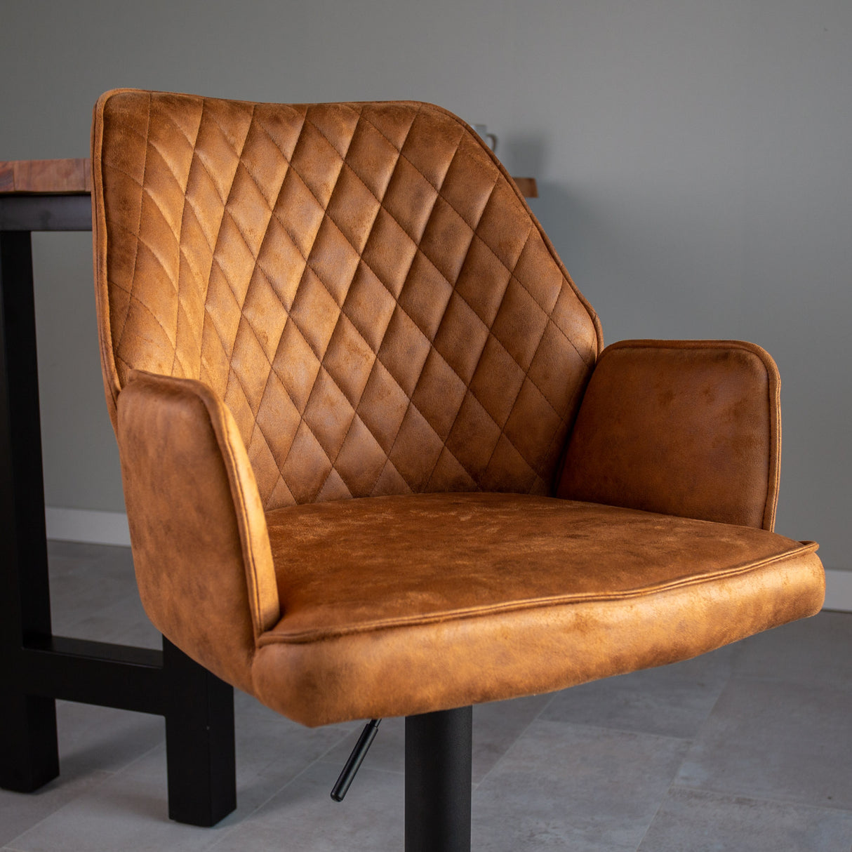 Taburete de bar giratorio Cognac Microfibra Novan - Ajustable - Con reposabrazos