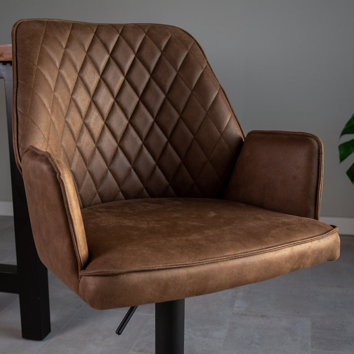 Taburete de bar giratorio Taupe de microfibra Novan - Ajustable - Con reposabrazos