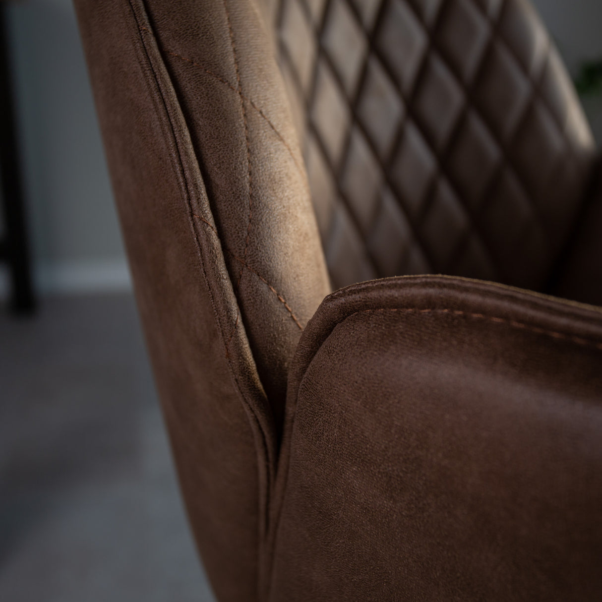 Taburete de bar giratorio Taupe de microfibra Novan - Ajustable - Con reposabrazos