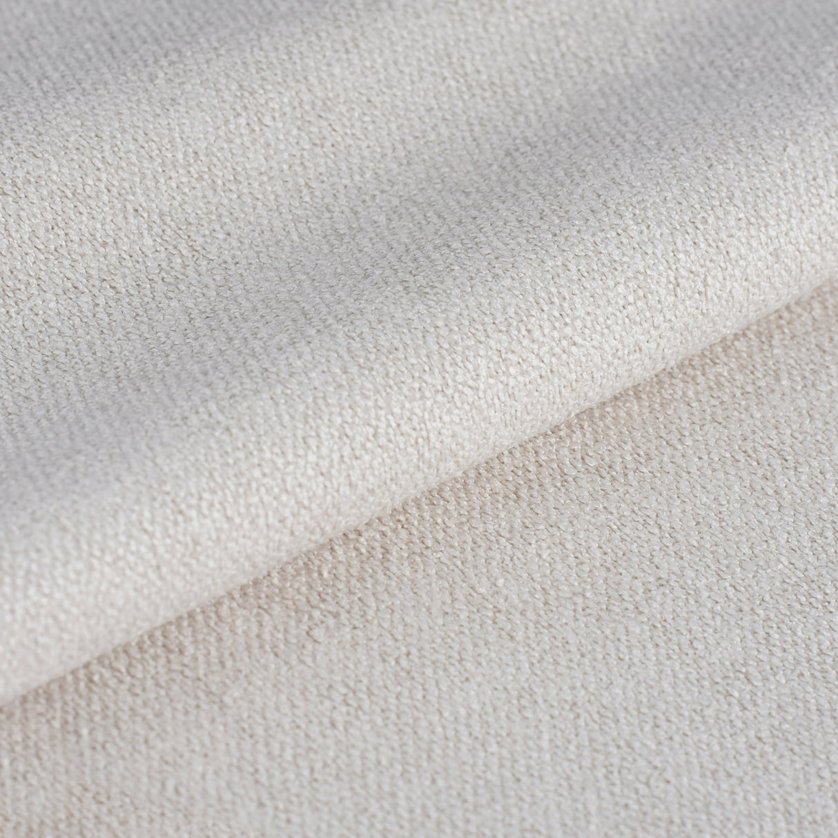 Silla de comedor Nalo con patas de nogal y asiento color marfil