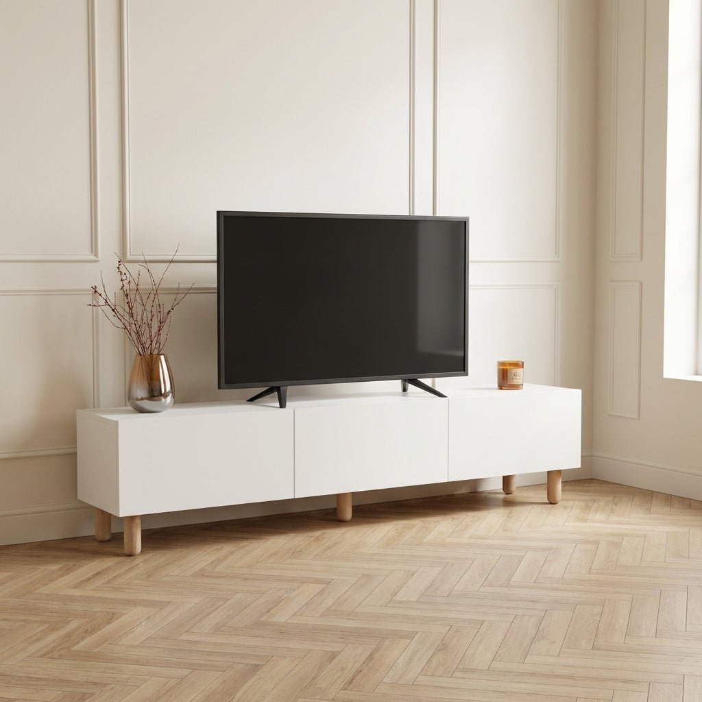 Mueble de TV moderno Alvin blanco con patas de madera 180 cm - AI restyle en un interior minimalista con suelo en espiga