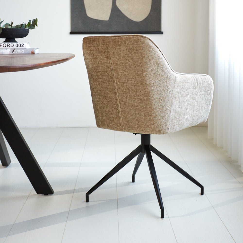 Silla de comedor Camiel Dimehouse Vista posterior diagonal beige L x An x Al 62x61x54 Tela Foto atmosférica