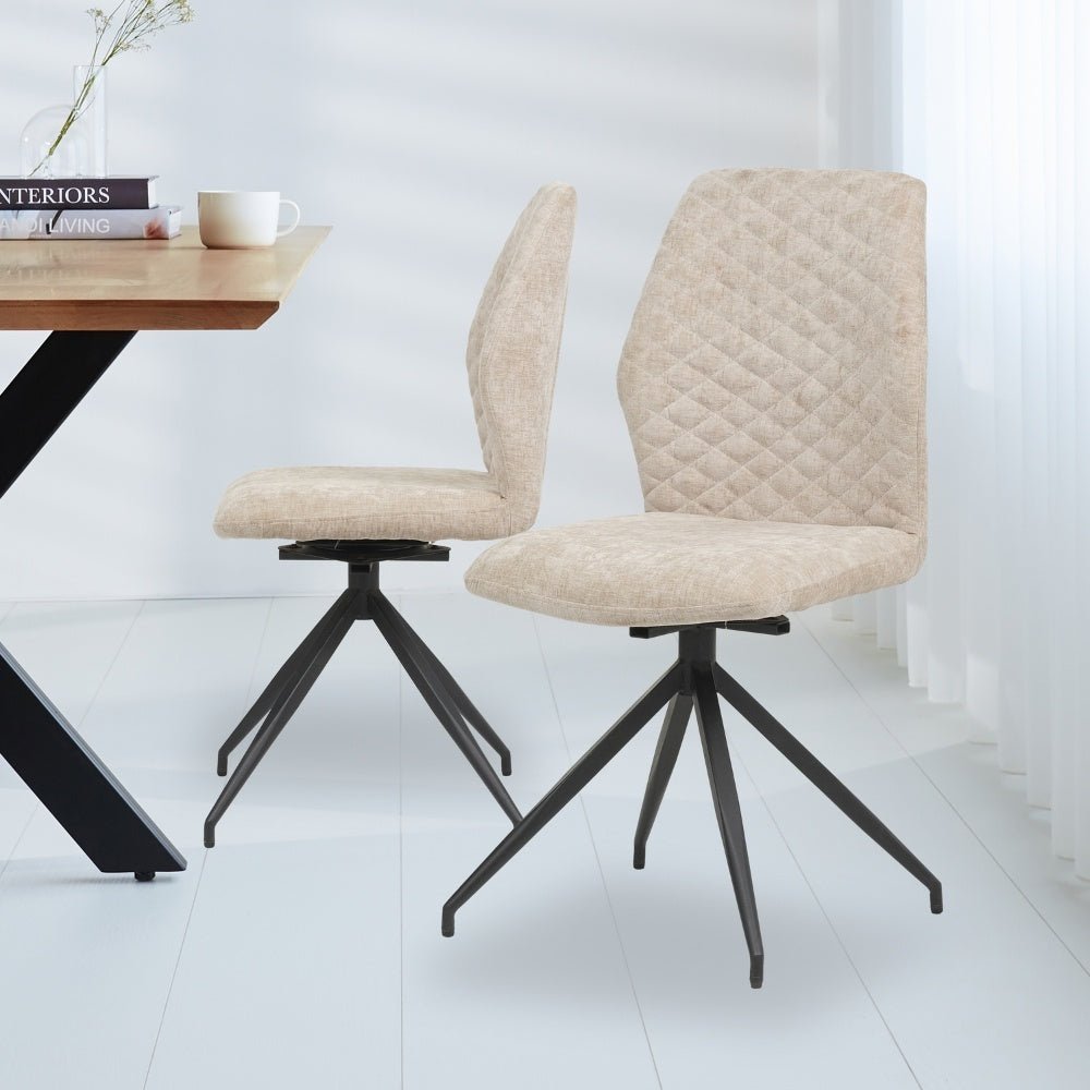 Silla de comedor Charly chenilla Dimehouse Beige L x An x Al 67x60x51 Tela Vista frontal en diagonal Foto atmosférica