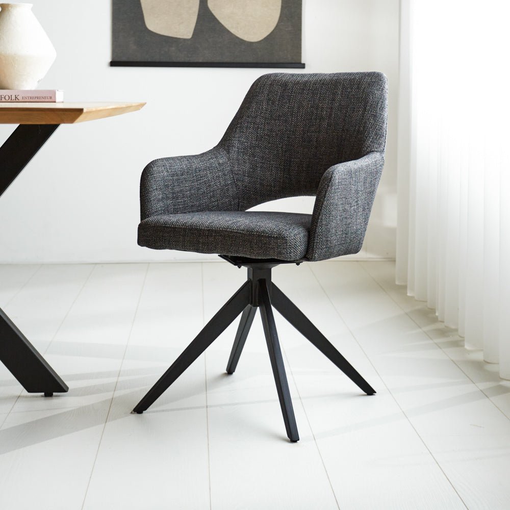 Silla de comedor Sid Dimehouse Antracita L x An x Al 59x56x53 Tela Vista frontal en diagonal Foto atmosférica