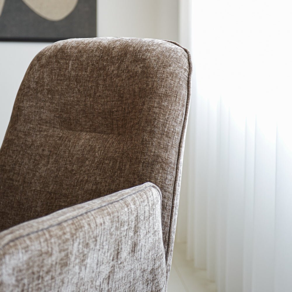 Silla de comedor Nela Dimehouse Taupe L x An x Al 64x64x52 Tela Detalle fotográfico atmosférico