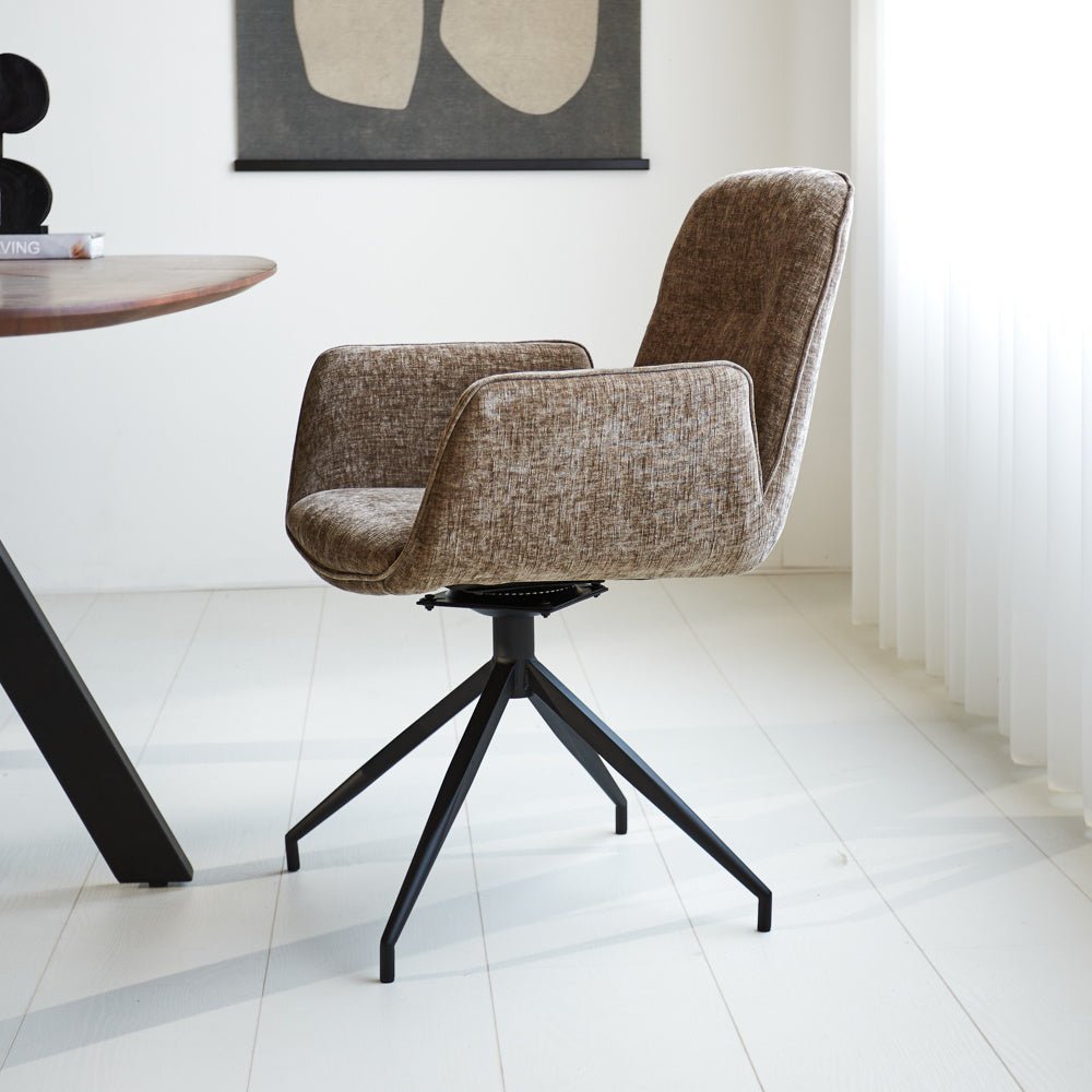 Silla de comedor Nela Dimehouse Taupe L x An x Al 64x64x52 Tela Foto atmosférica vista lateral
