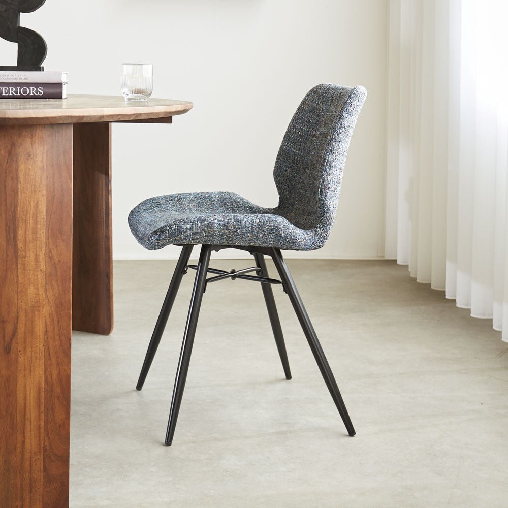 Silla de comedor Beau chenilla Dimehouse Azul L x An x Al 72x68x50 Tela Foto atmosférica vista lateral