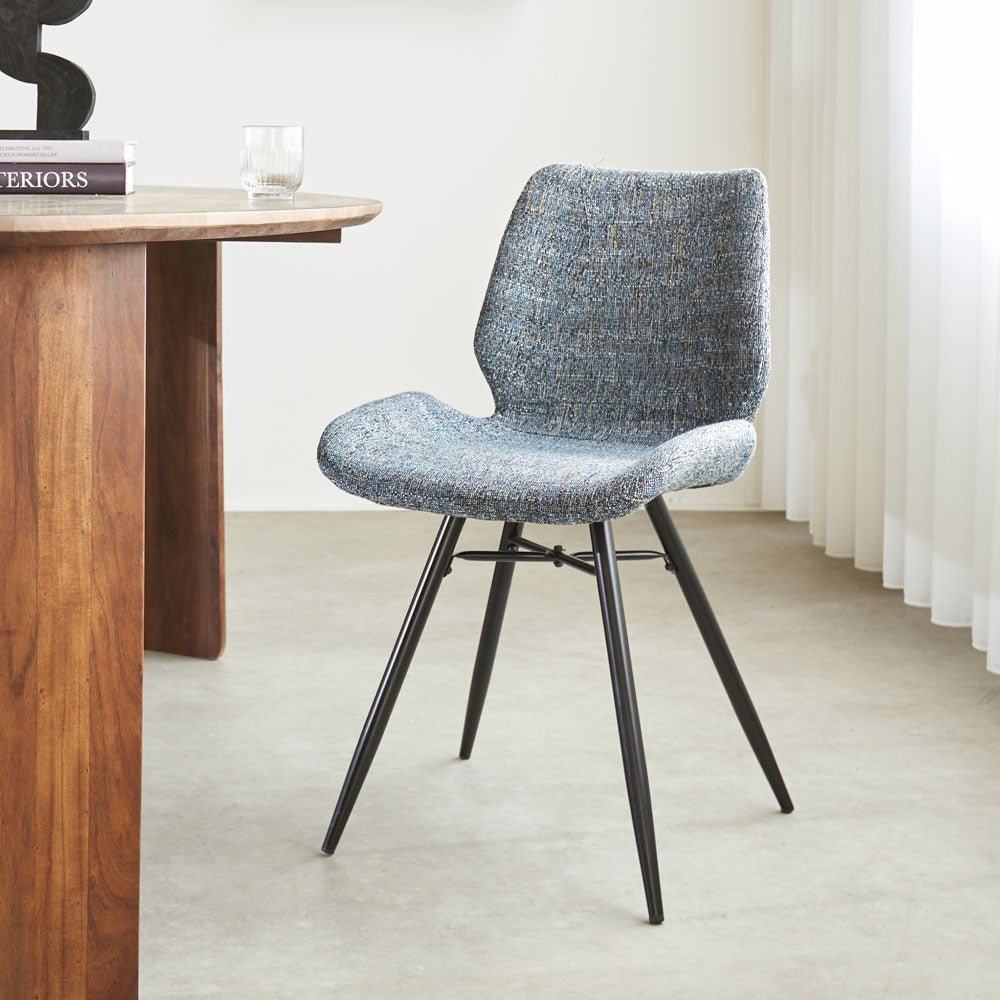 Silla de comedor Beau chenilla Dimehouse Azul L x An x Al 72x68x50 Tela Foto atmosférica vista frontal en diagonal