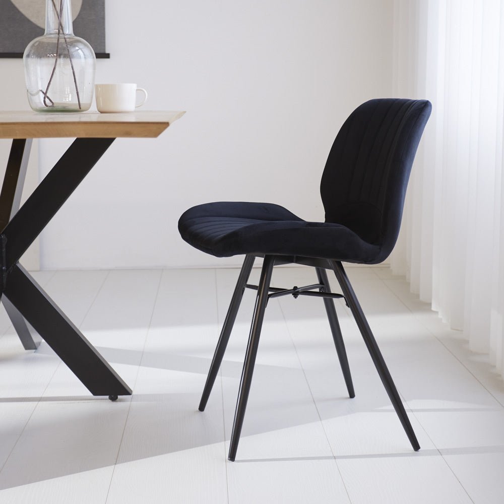 Silla de comedor Beau terciopelo Dimehouse Negro L x An x Al 71x67x49 Tela Foto atmosférica vista lateral