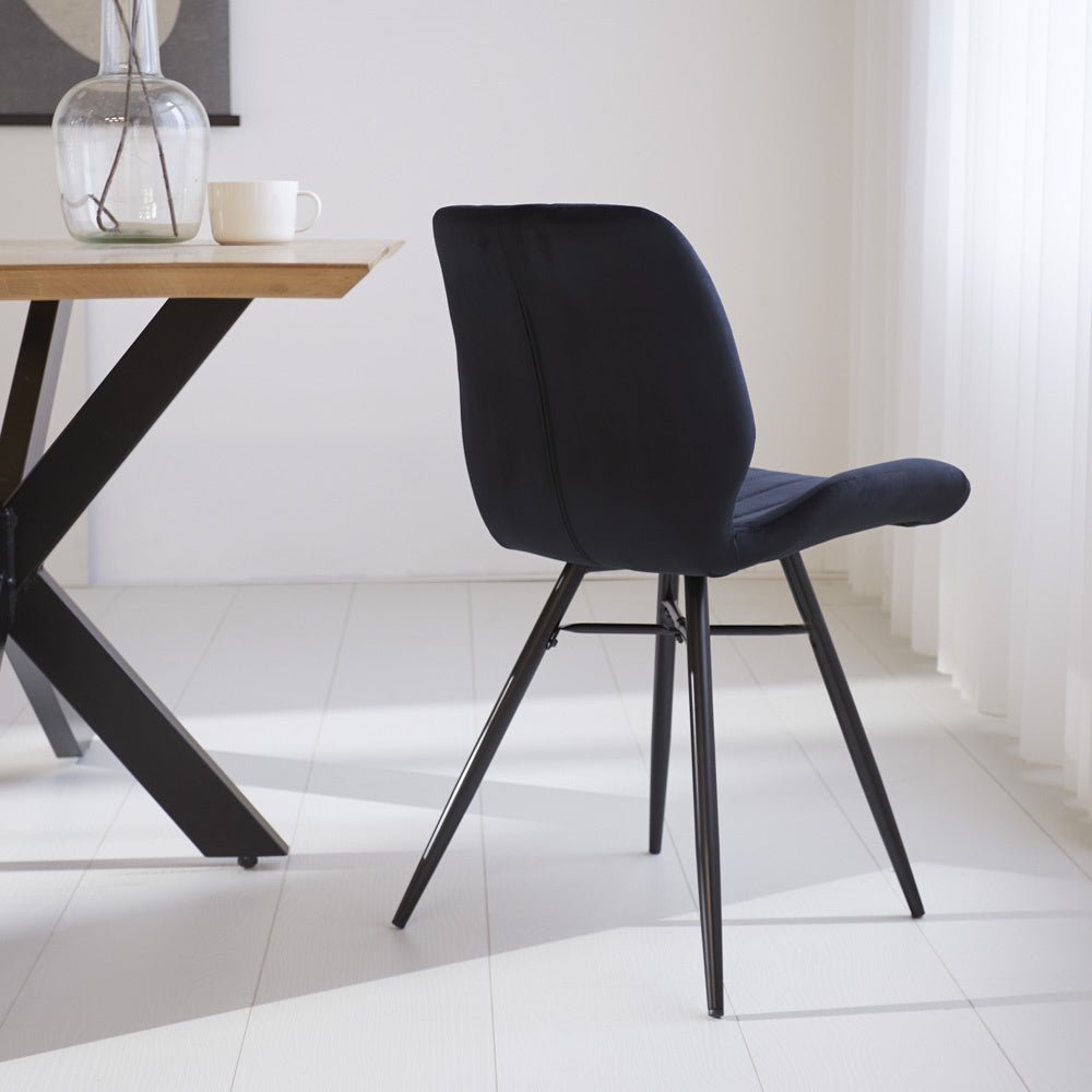 Silla de comedor Beau terciopelo Dimehouse Negro L x An x Al 71x67x49 Tela Vista posterior diagonal de fotografía atmosférica