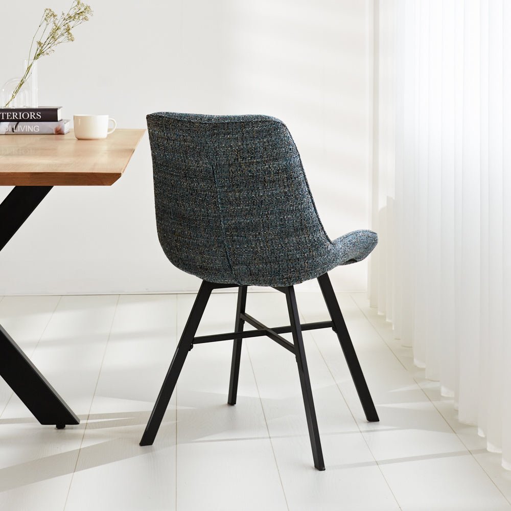 Silla de comedor Jada Chenilla Dimehouse Azul L x An x Al 79x57x53 Tela Vista trasera en diagonal Foto atmosférica