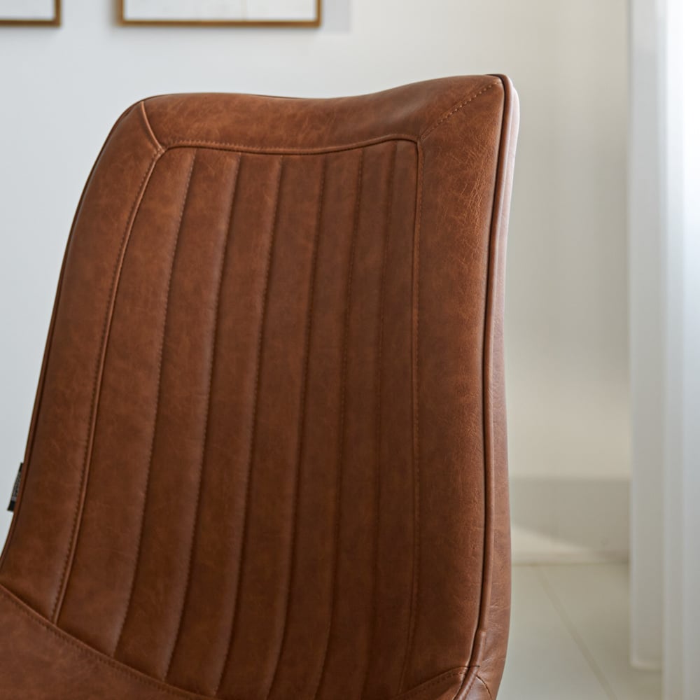 Silla de comedor Jimmy Polipiel Dimehouse Coñac L x An x Al 75x57x51 Cuero sintético Ambiente foto diferente