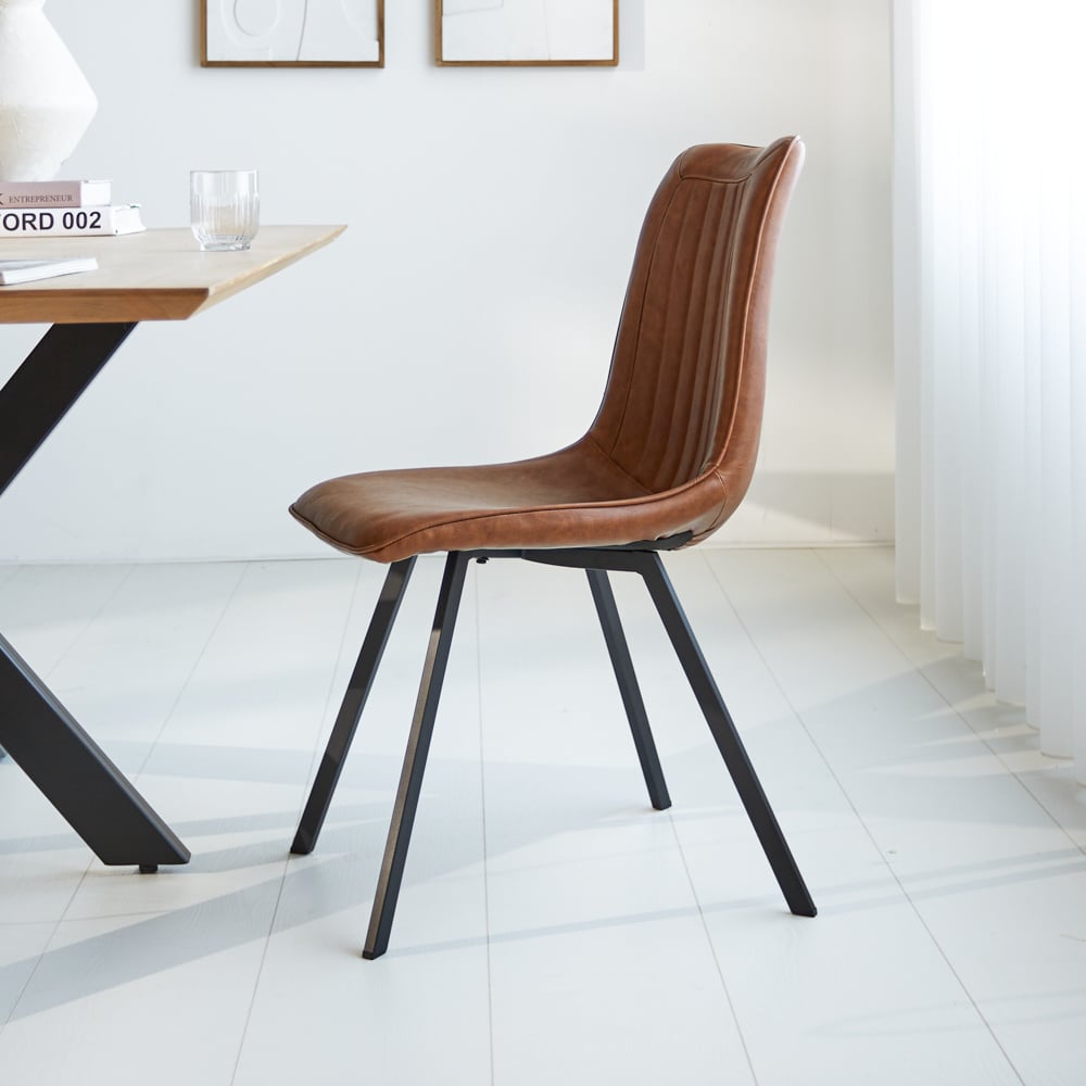 Silla de comedor Jimmy Polipiel Dimehouse Cognac L x An x Al 75x57x51 Cuero sintético Vista lateral fotográfica atmosférica