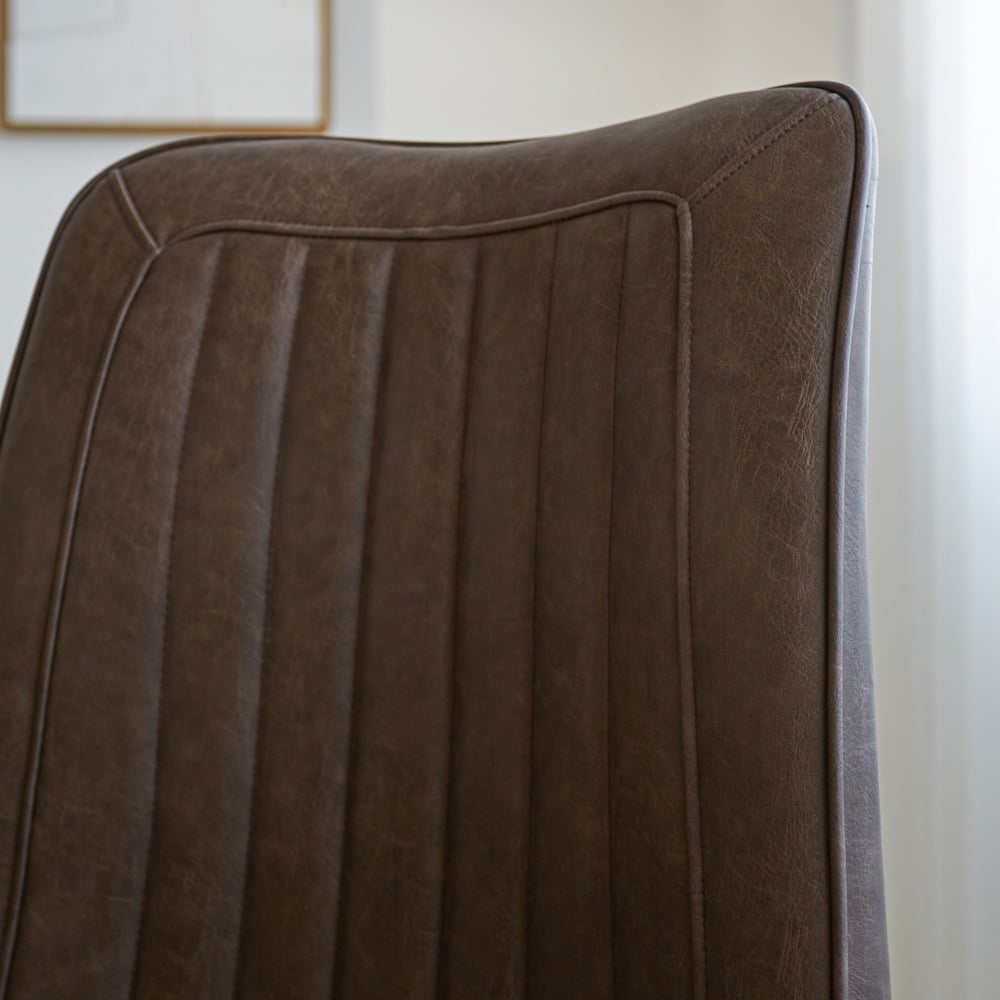 Silla de comedor Jimmy Polipiel Dimehouse Taupe L x An x Al 75x57x51 Cuero sintético Detalle fotográfico atmosférico