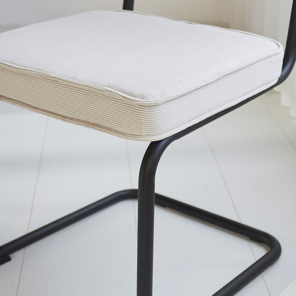 Silla de comedor Remo tejido canalé Dimehouse Beige L x An x Al 56x55x52 Tela acanalada Detalle fotográfico atmosférico