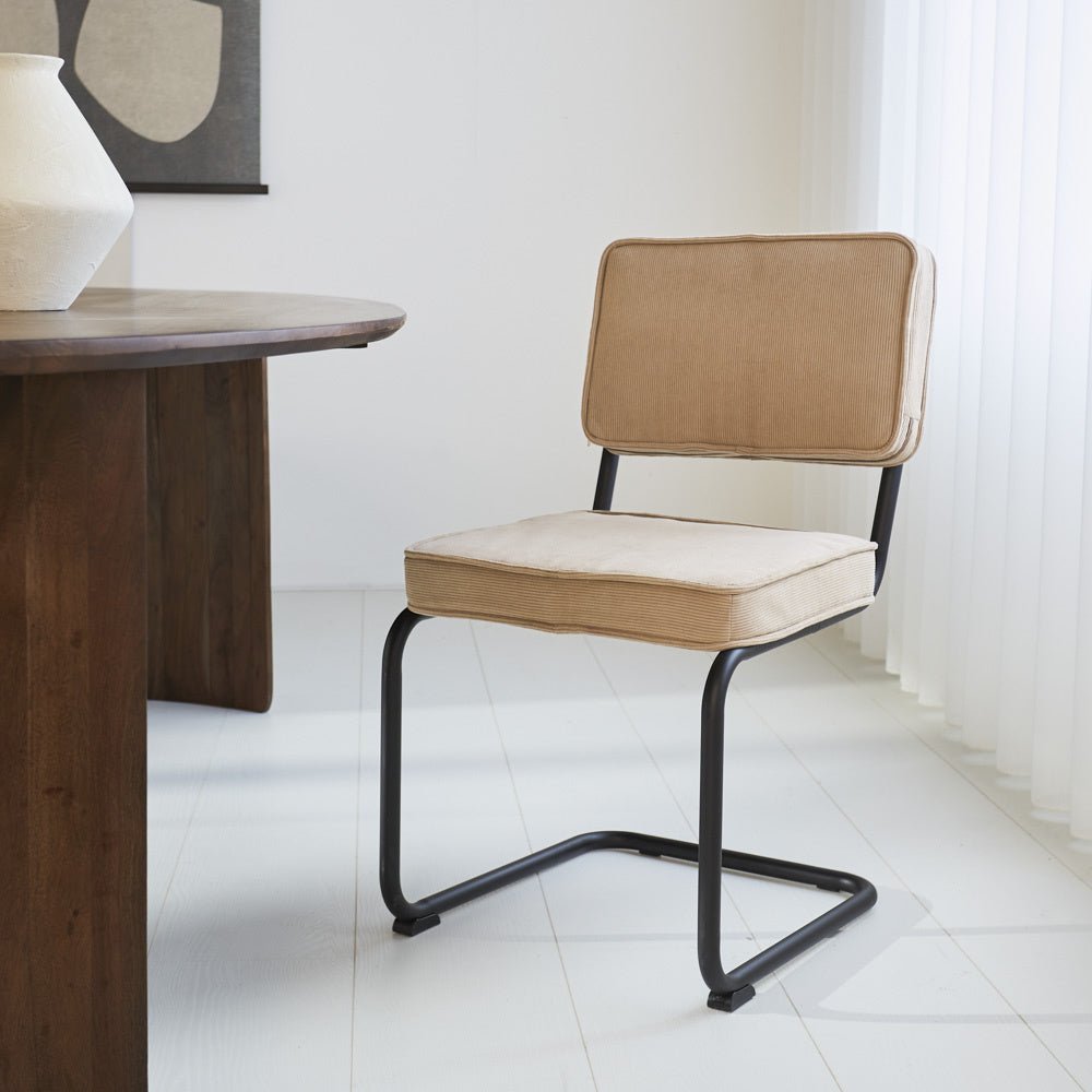 Silla de comedor Remo tejido canalé Dimehouse Marrón L x An x Al 56x55x51 Tela acanalada Vista frontal diagonal fotográfica atmosférica