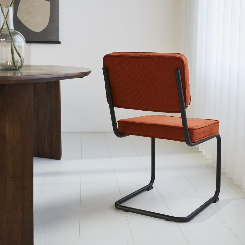 Silla de comedor Remo tejido canalé Dimehouse Óxido L x An x Al 56x55x52 Tela acanalada Vista posterior en diagonal Foto atmosférica