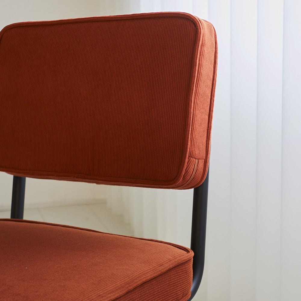 Silla de comedor Remo tejido canalé Dimehouse Óxido L x An x Al 56x55x52 Tela acanalada Detalle fotográfico atmosférico