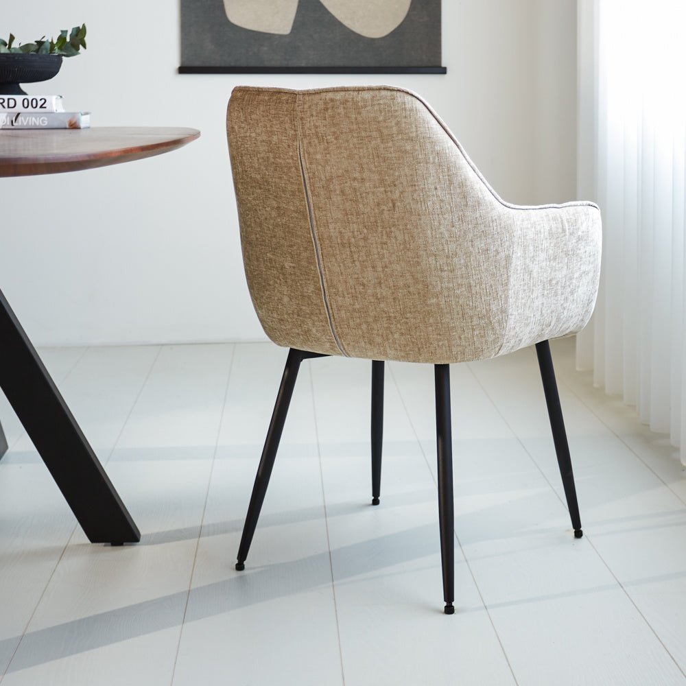 Silla de comedor Sev Dimehouse Vista posterior diagonal beige L x An x Al 68x62x61 Tela Foto atmosférica