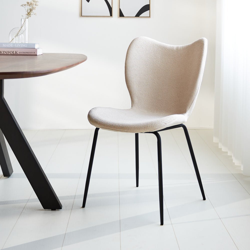 Silla de comedor Sia Dimehouse Beige L x An x Al 72x55x51 Tela Vista frontal en diagonal Foto atmosférica