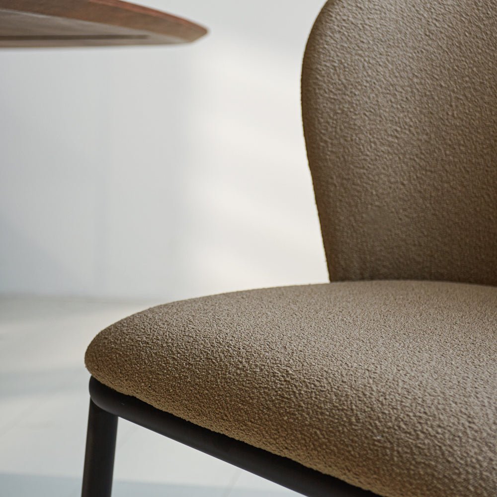 Silla de comedor Tess Dimehouse Taupe L x An x Al 65x62x56 Tela Detalle fotográfico atmosférico
