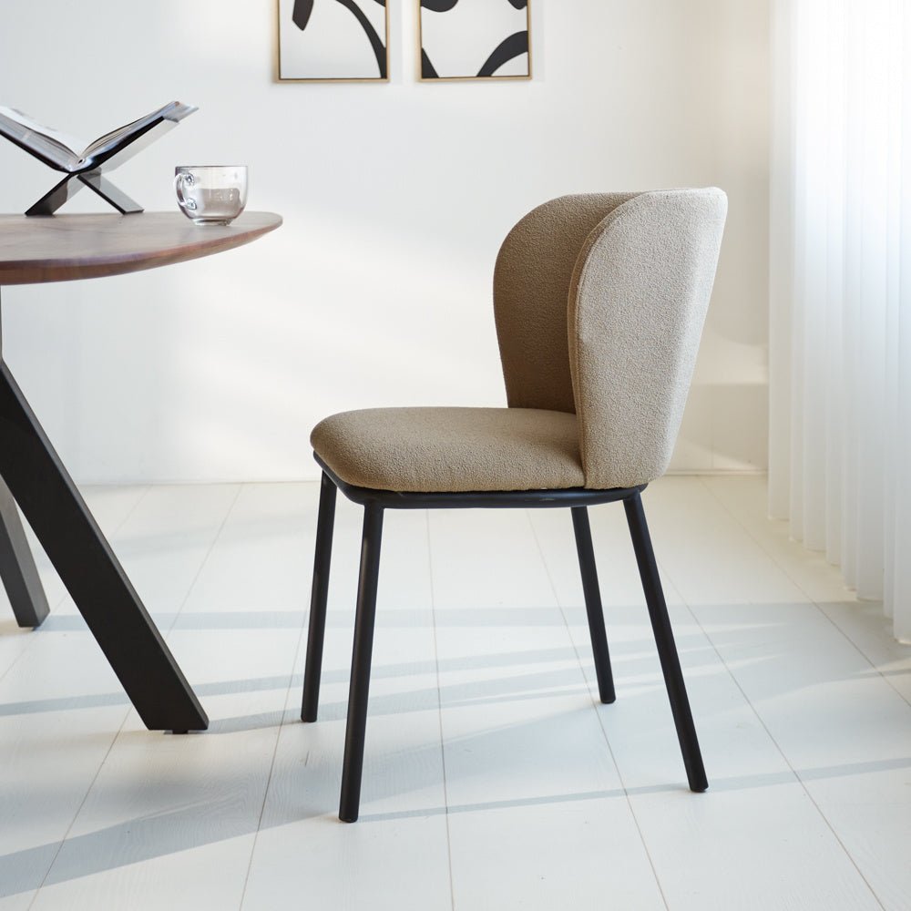 Silla de comedor Tess Dimehouse Taupe L x An x Al 65x62x56 Tela Foto atmosférica vista lateral