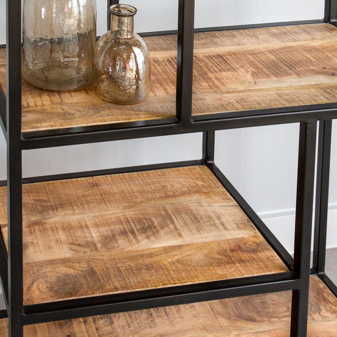 Gorrión de estantería Dimehouse Marrón LxAnxAl 189x83x38 Madera de mango Detalle de la foto atmosférica.