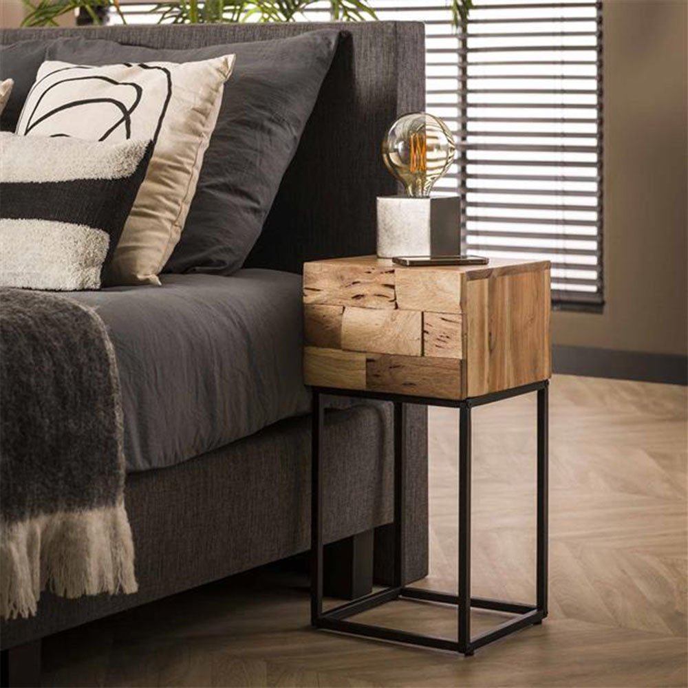 Mesita de noche Anna-Sophie DH Interior Acacia L x An x Al 44x35x28 Madera de acacia Fotografía atmosférica vista frontal en diagonal