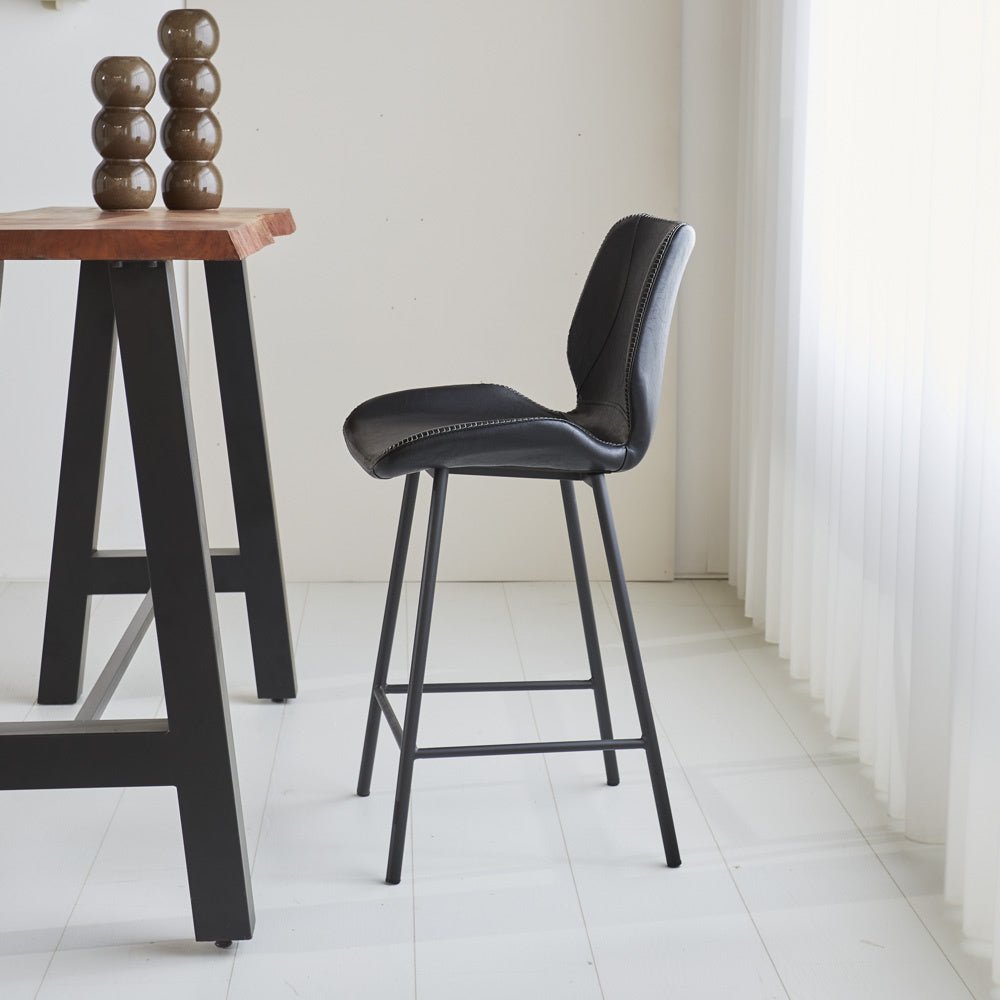 Taburete de bar Beau cuero artificial Dimehouse Negro L x An x Al 84x54x52 Cuero sintético Vista lateral fotográfica atmosférica