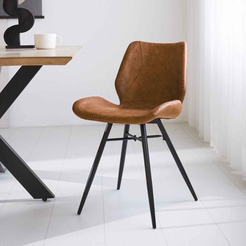 Silla de comedor Beau cuero artificial Dimehouse Cognac L x An x Al 72x68x50 Piel sintética Vista frontal diagonal fotográfica atmosférica