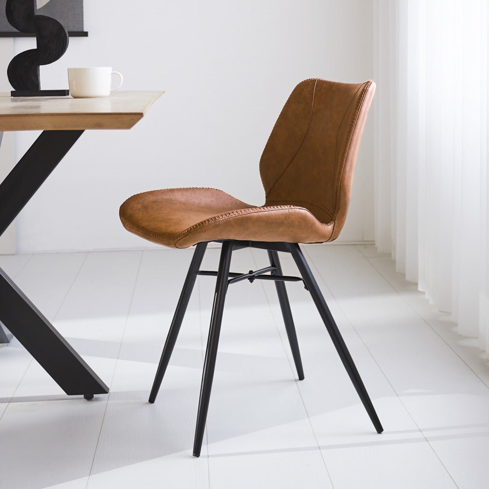 Silla de comedor Beau cuero artificial Dimehouse Cognac L x An x Al 72x68x50 Cuero sintético Foto atmosférica vista lateral