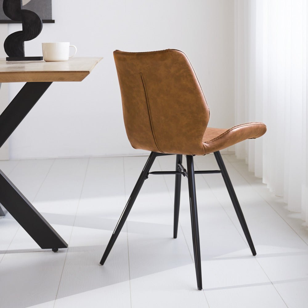 Silla de comedor Beau cuero artificial Dimehouse Cognac L x An x Al 72x68x50 Imitación de cuero Vista trasera diagonal fotográfica atmosférica