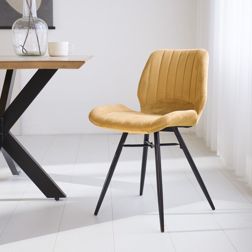 Silla de comedor Beau terciopelo Dimehouse Amarillo L x An x Al 71x67x49 Tela Vista frontal en diagonal Foto atmosférica